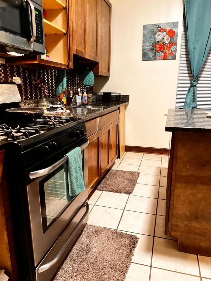 Clean, Spacious, Inexpensive Queen Br Hotell Chicago Exteriör bild